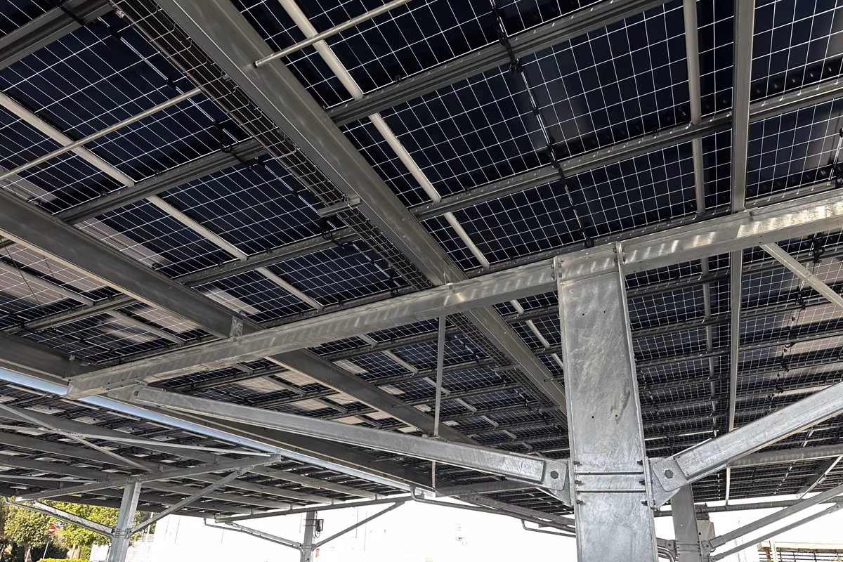 Détail de la charpente métallique galvanisée sous les panneaux photovoltaïques