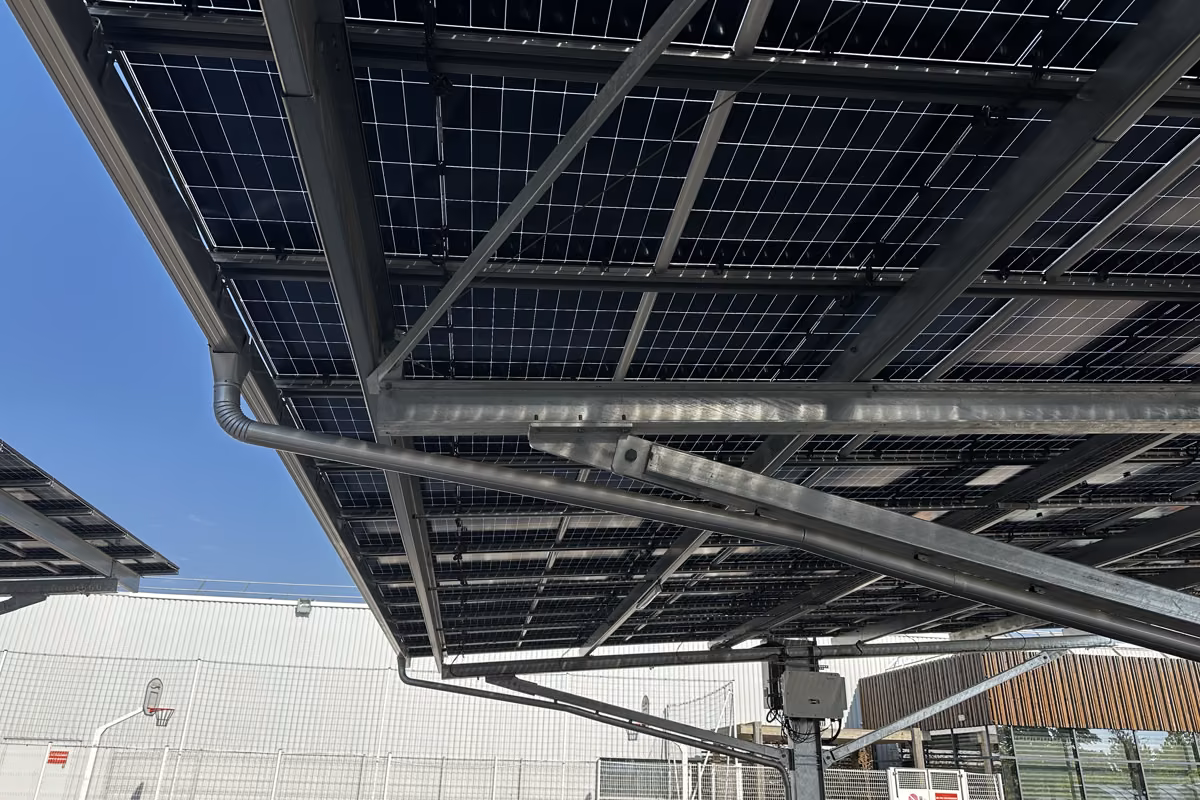 Chemins de câbles et évacuation des eaux intégrés sous une ombrière photovoltaïque