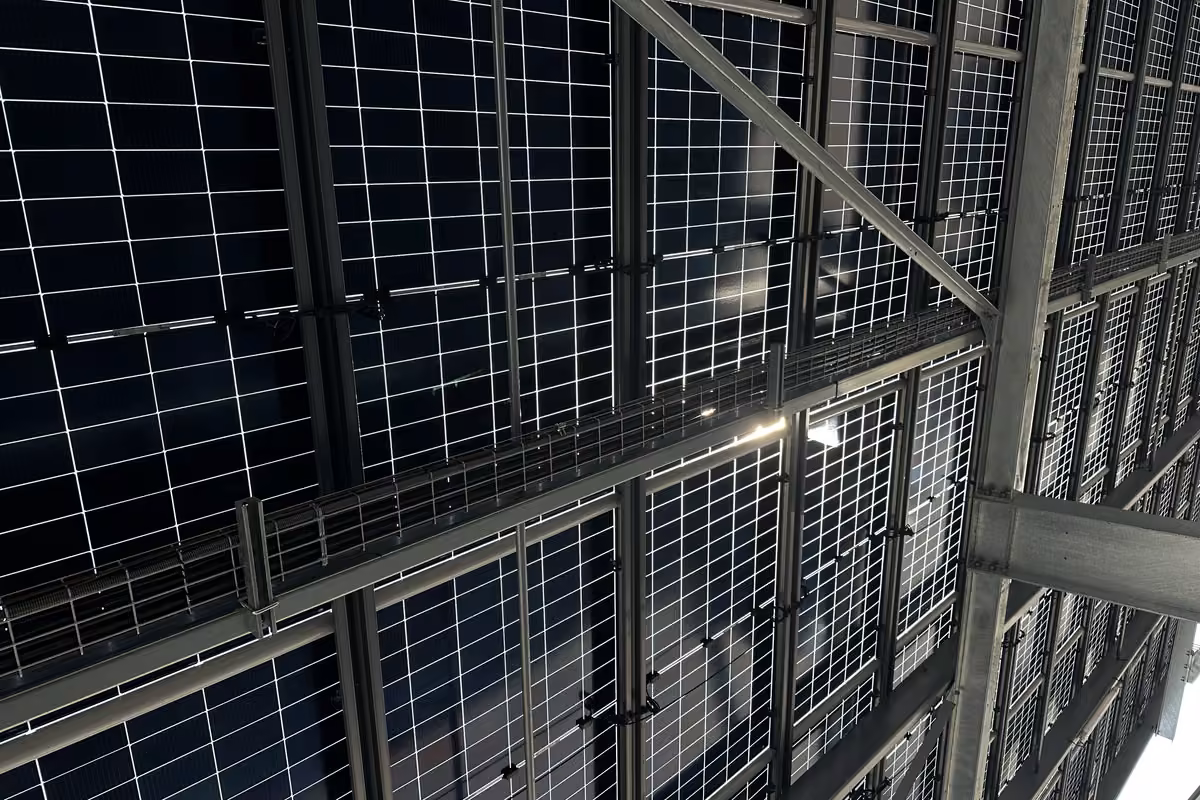 Trame des modules photovoltaïques et rails secondaires vue depuis la sous-face