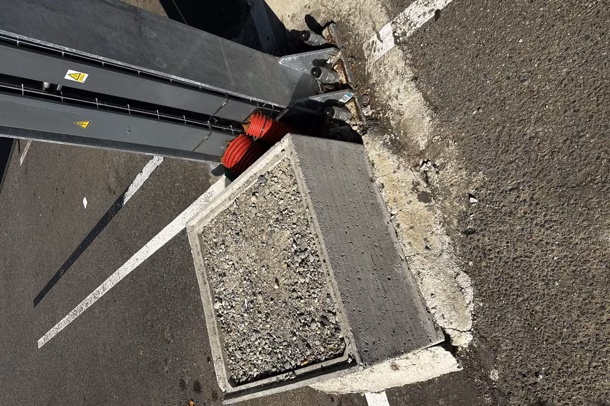 Pied de poteau, massif et fourreaux techniques visibles pendant les finitions du chantier
