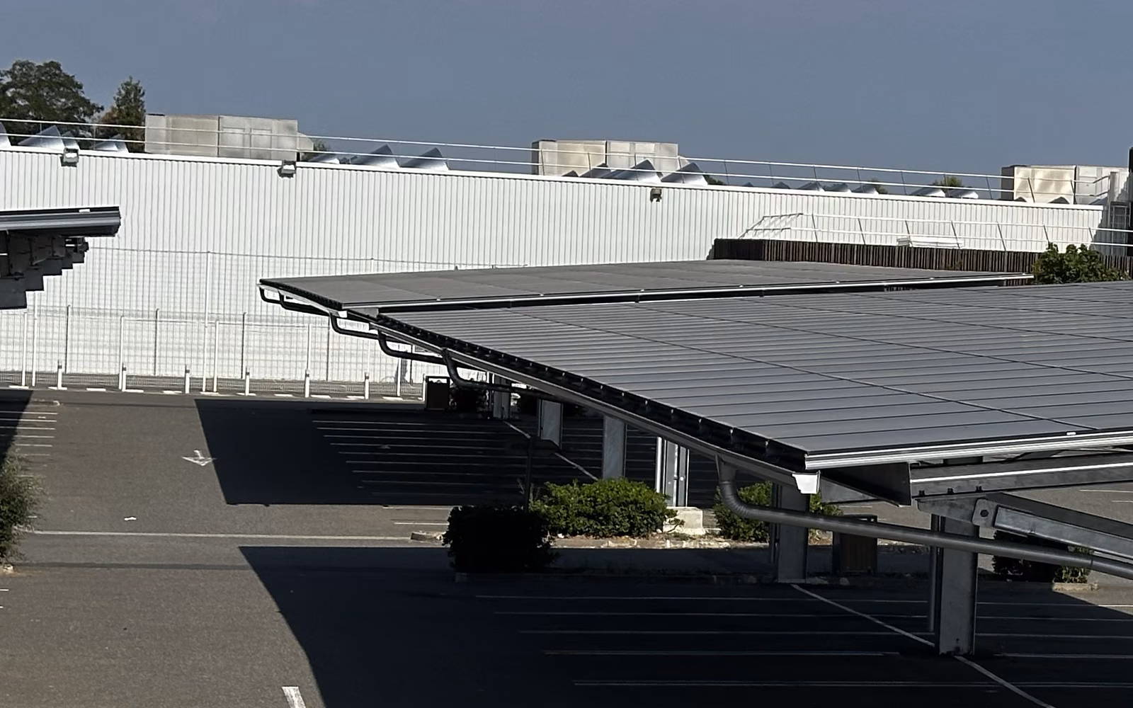 Parking équipé d une ombrière photovoltaïque métallique en Haute-Garonne