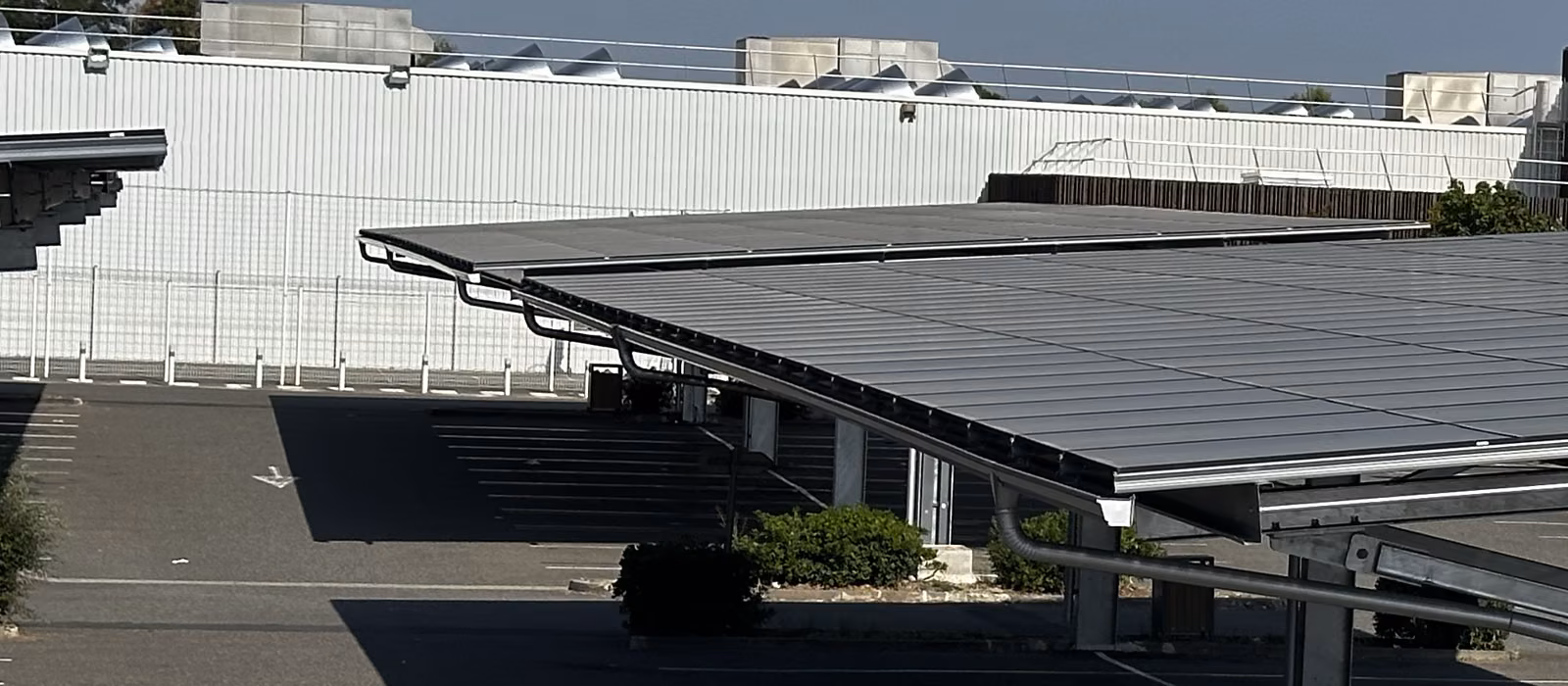 Photographie du chantier réel d’ombrières photovoltaïques en Haute-Garonne