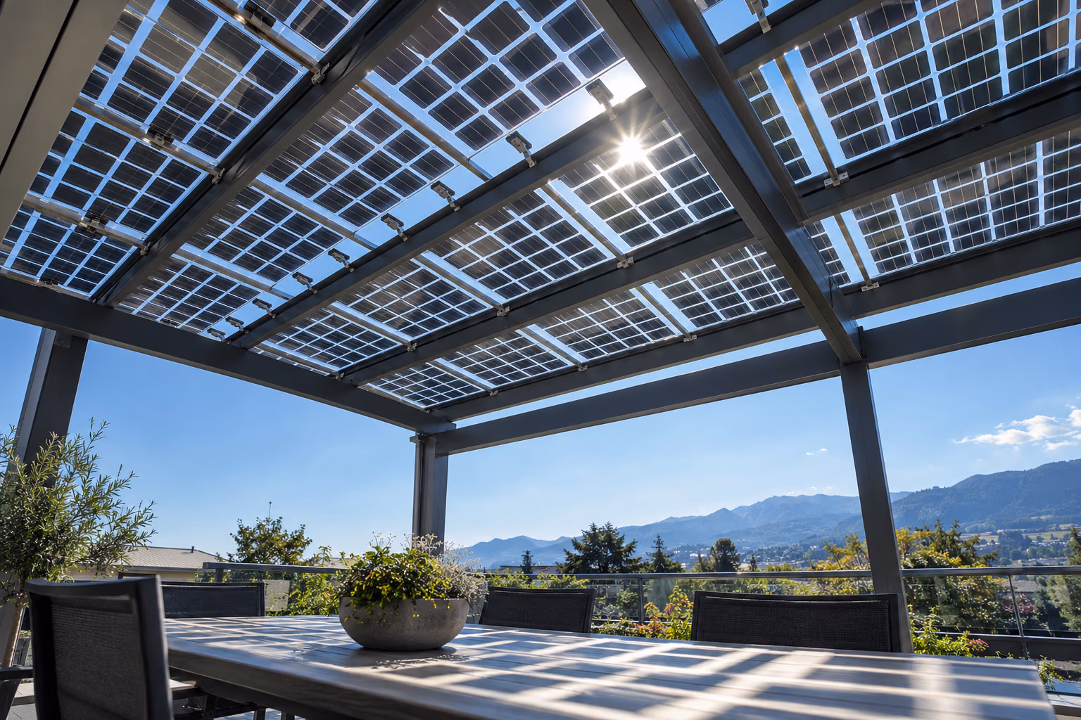 Onderaanzicht van een zonnepergola: licht valt tussen de cellen van glas-glaspanelen door